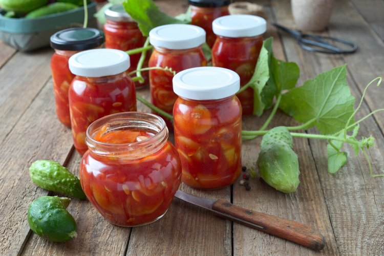 Огурцы с луком в остром кетчупе