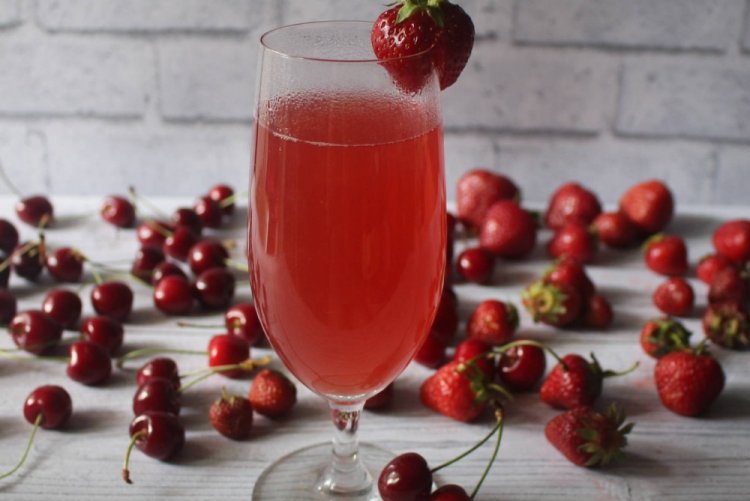 Морс из вишни и клубники