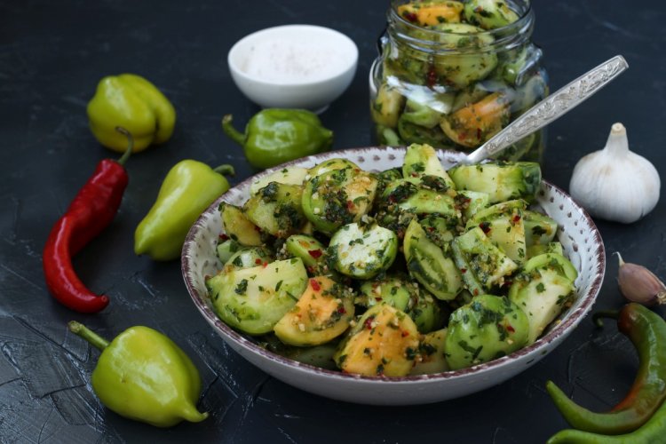 20 лучших салатов из зеленых помидоров на зиму