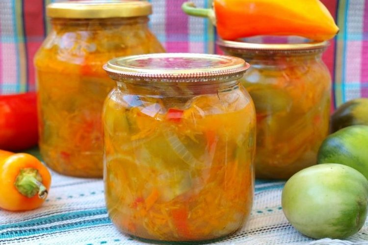 Салат из болгарского перца, зеленых помидоров и лука