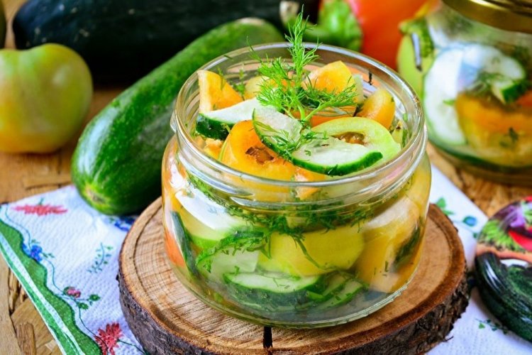 Салат из огурцов, зеленых помидоров и укропа