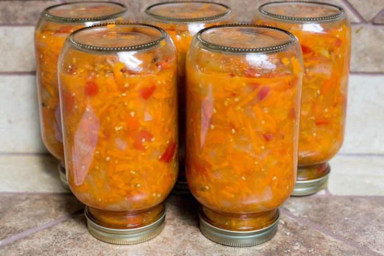 Салат из зеленых помидоров, моркови, болгарского перца и лука