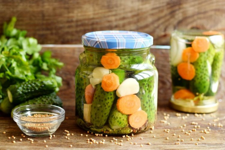 Огурцы с морковью, чесноком и зернами горчицы