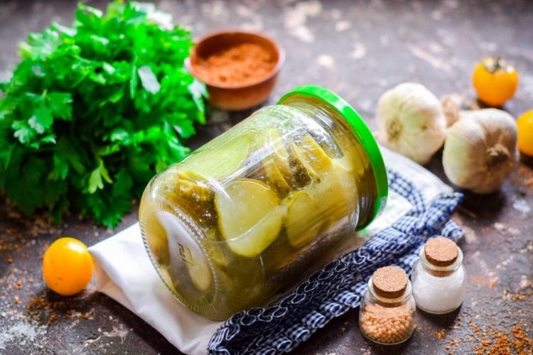 Острые огурцы с горчицей, чесноком и хлопьями красного перца