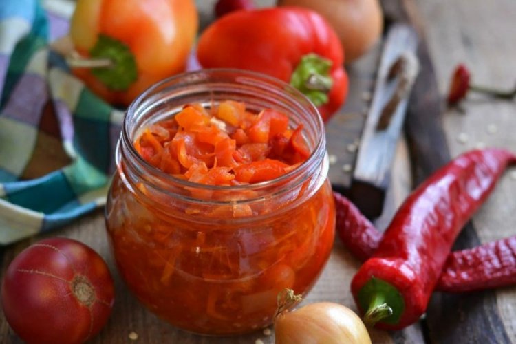 Лечо из помидоров, с луком, болгарским и острым перцем