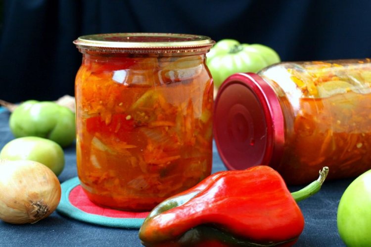 Лечо из болгарского перца, с луком, морковью и зелеными помидорами