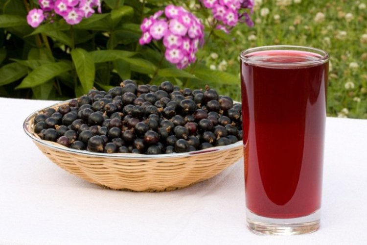 Сок из черной смородины с сахаром