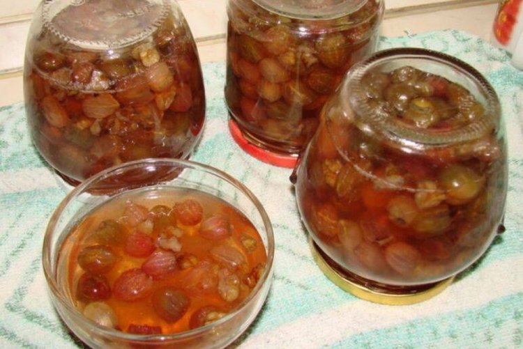 Варенье-пятиминутка из крыжовника с грецкими орехами
