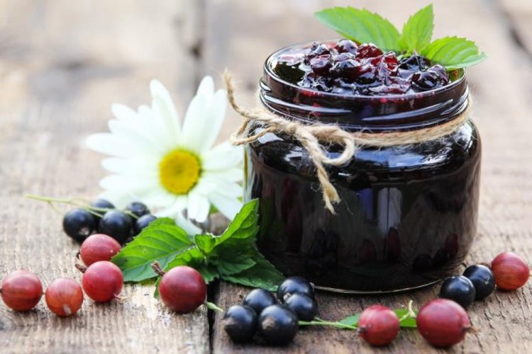 Варенье-пятиминутка из крыжовника и черной смородины