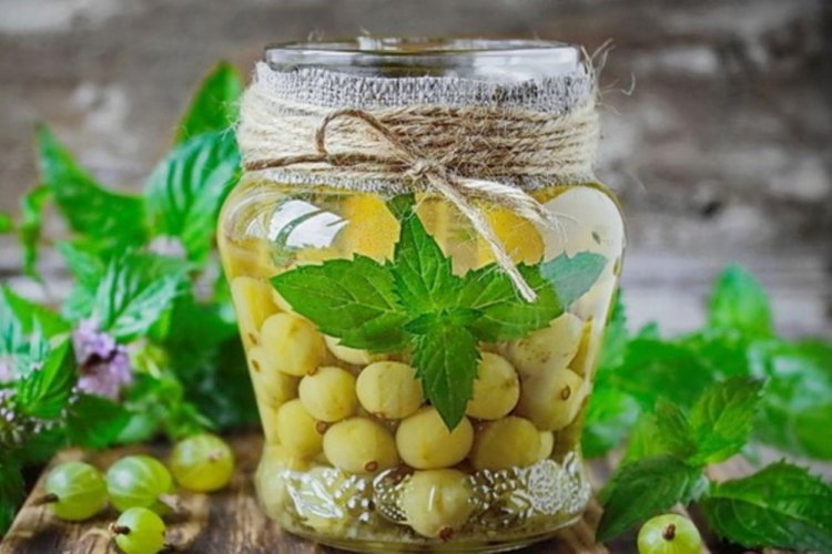 Варенье-пятиминутка из крыжовника с мятой