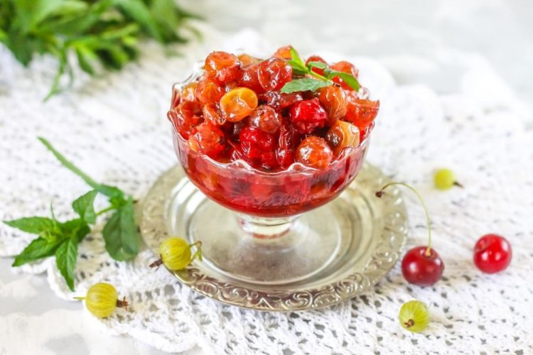 Варенье-пятиминутка из крыжовника и вишни