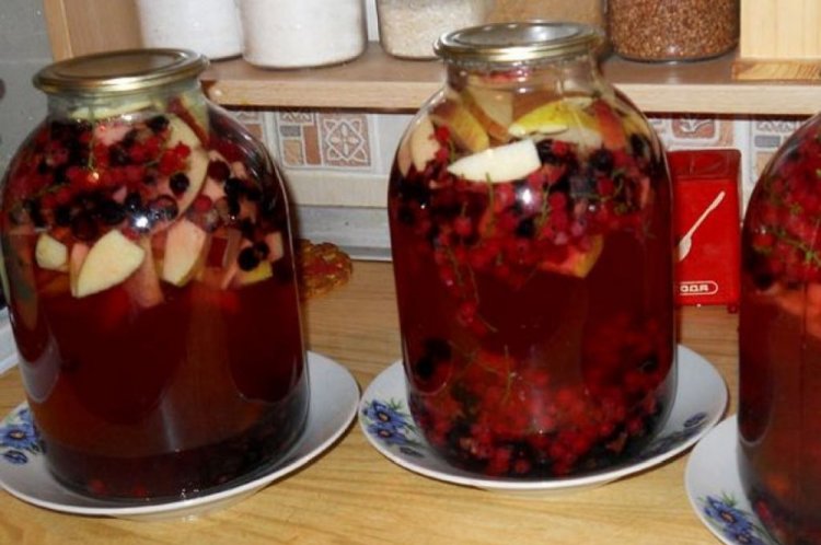 Компот из красной и черной смородины с яблоками на зиму