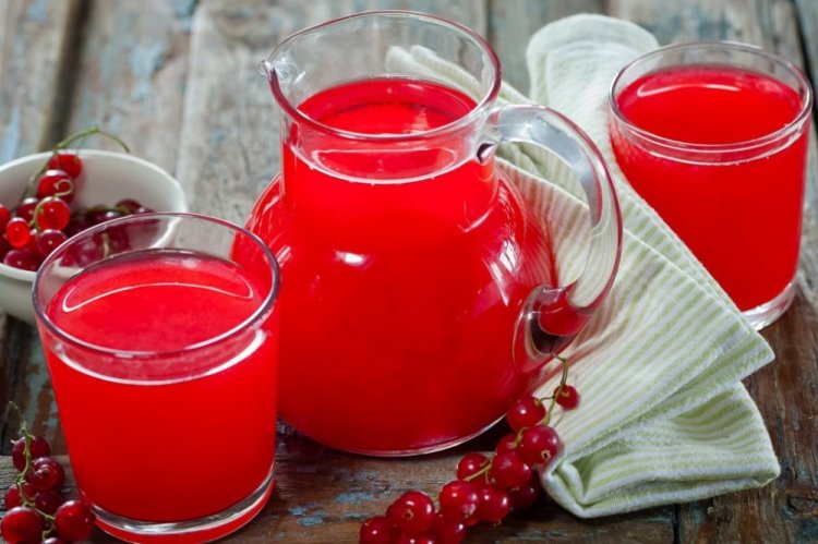 Сок из красной смородины с веточками