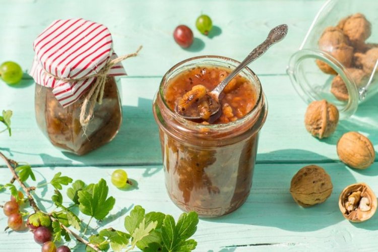 Крыжовник с грецкими орехами и сахаром