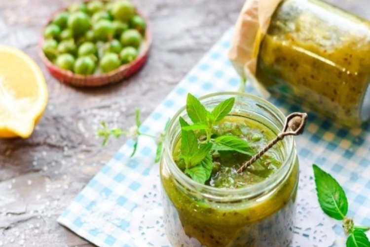 Сырое варенье из крыжовника с лимоном и мятой