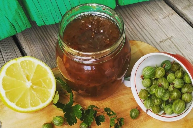 Крыжовник с лимоном и корицей без варки