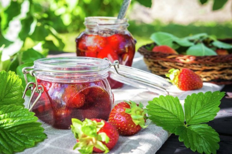 Клубника в собственном соку с сахаром и лимонной кислотой