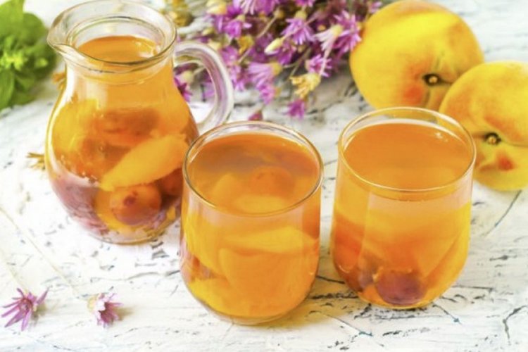 Летний компот из персиков и винограда с фруктозой