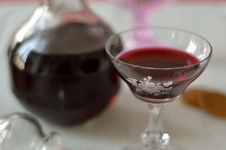 Ликер из черной смородины и малины