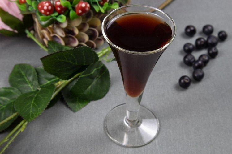 Ликер из черной смородины с водой и лимонной кислотой