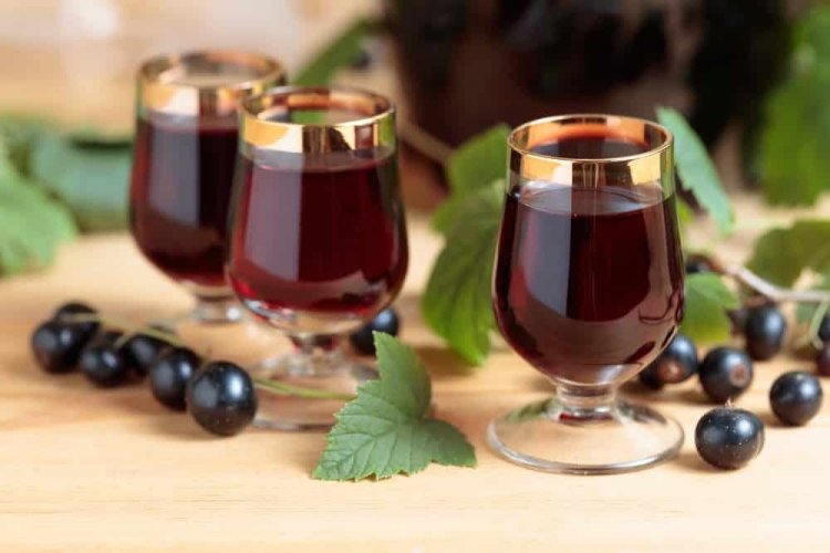 Ликер из черной смородины с сахарным сиропом