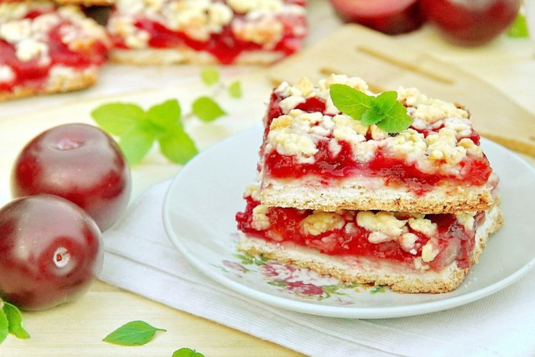 Тертый пирог со сливами