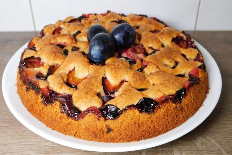 Сливовый пирог на минеральной воде