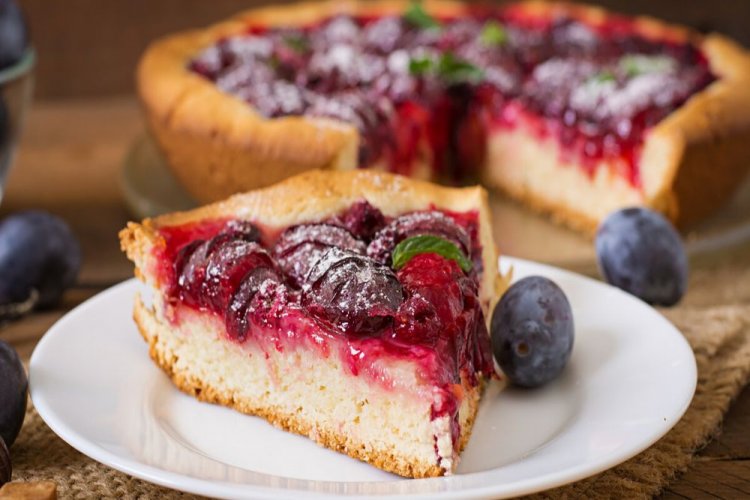 Дрожжевой пирог со сливами и малиной