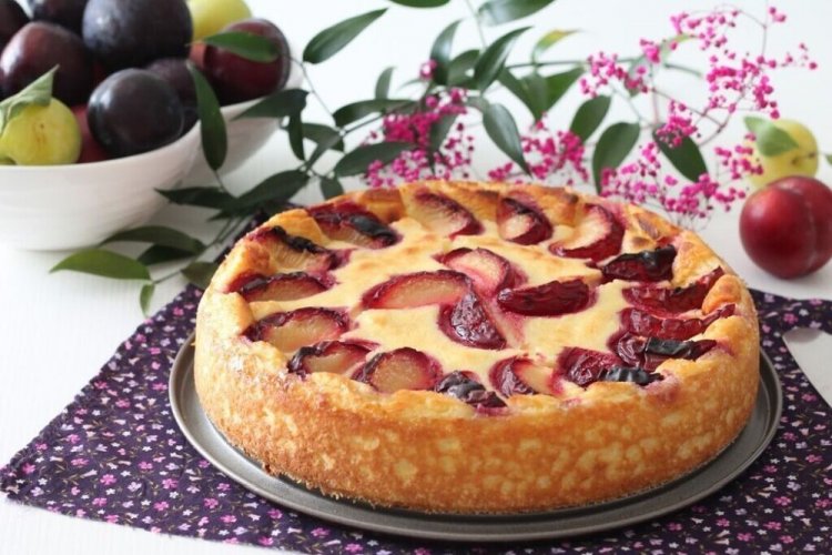 Творожный пирог со сливами