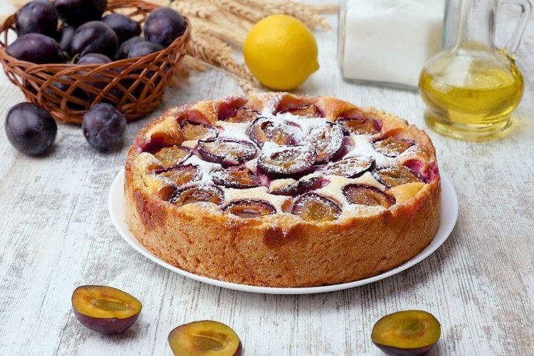 Сливовый пирог с лимонной цедрой