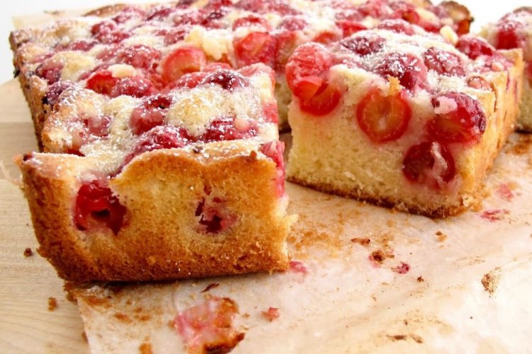 Шарлотка с вишней на сливках