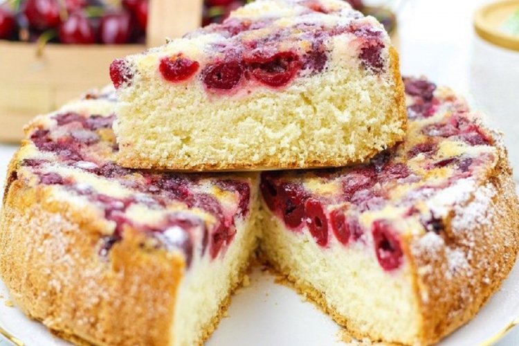 Пышная шарлотка с вишней на майонезе