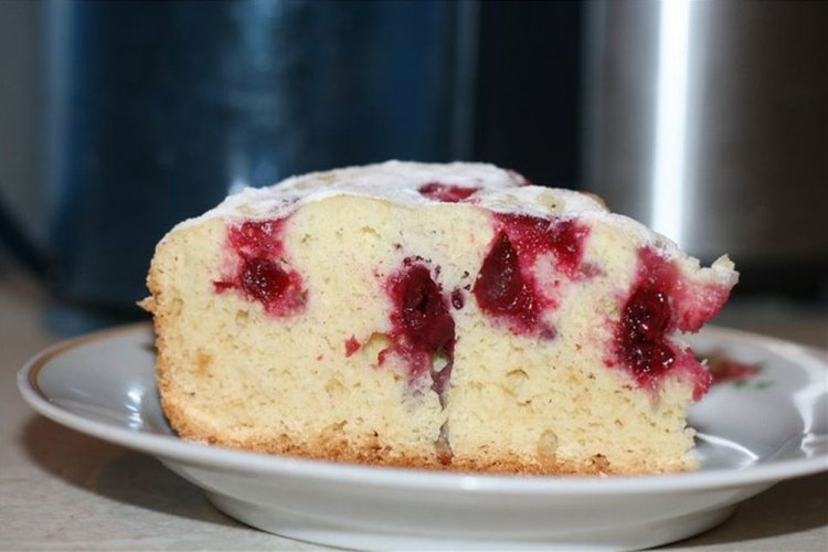 Шарлотка с вишней на смальце