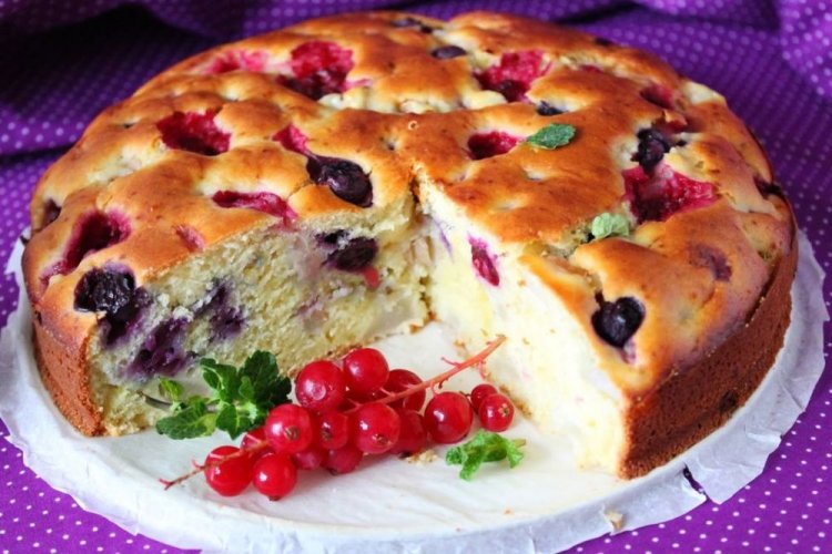 Шарлотка с вишней и красной смородиной