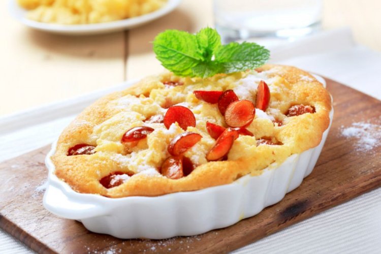 Шарлотка с вишней на сметане