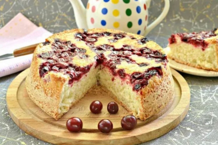 Шарлотка с вишней на кефире