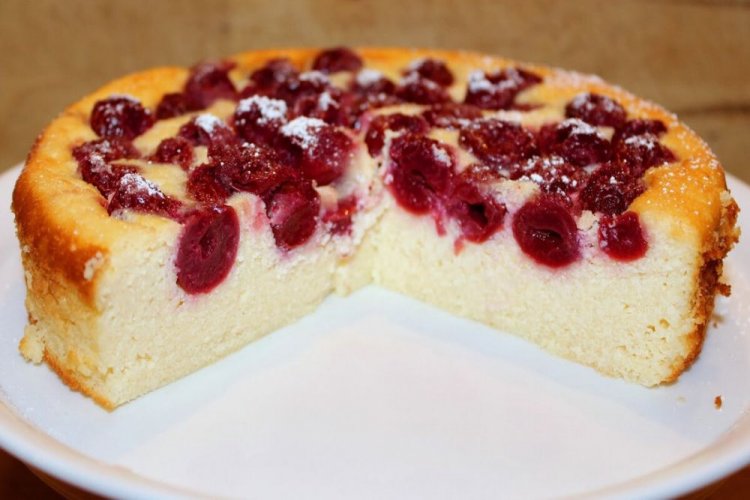 Творожная шарлотка с вишней