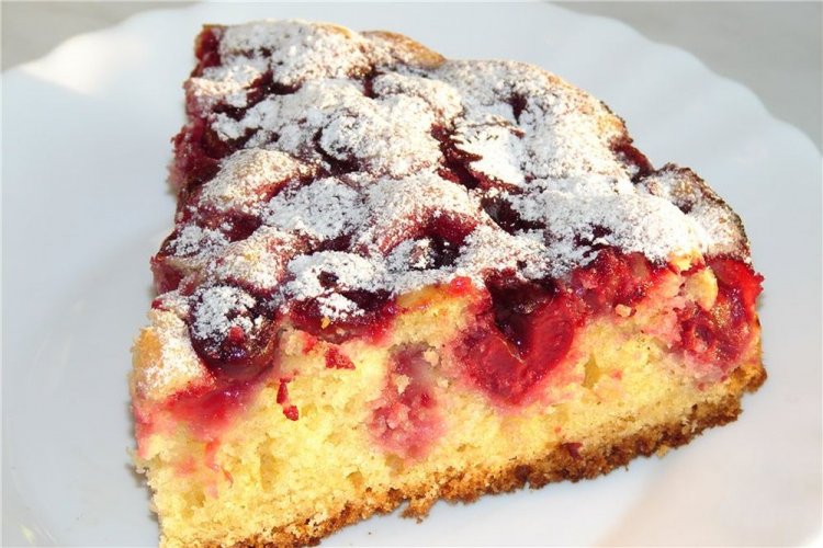 Шарлотка с вишней на йогурте