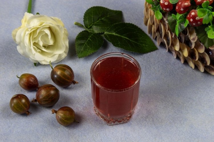 Наливка из крыжовника на розовом вине