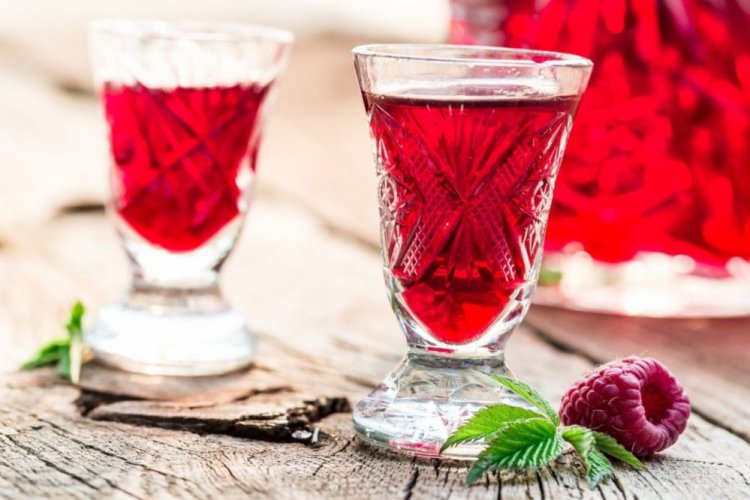 Наливка из крыжовника с малиной