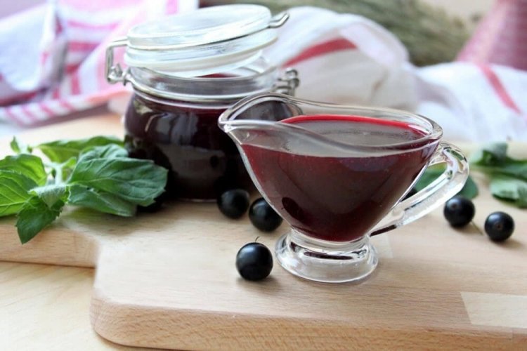 Соус к мясу из черной смородины с зеленью