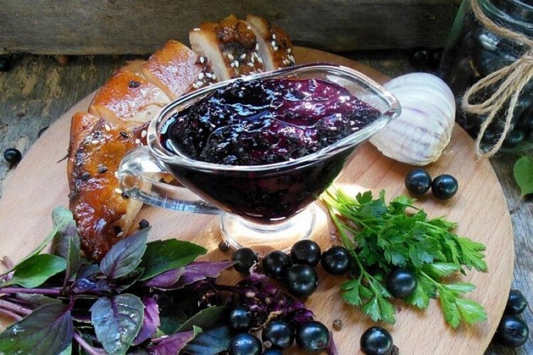 Соус к мясу из черной смородины с чесноком