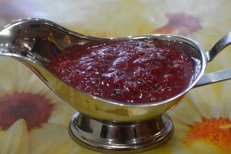 Соус к мясу из черной смородины и крыжовника