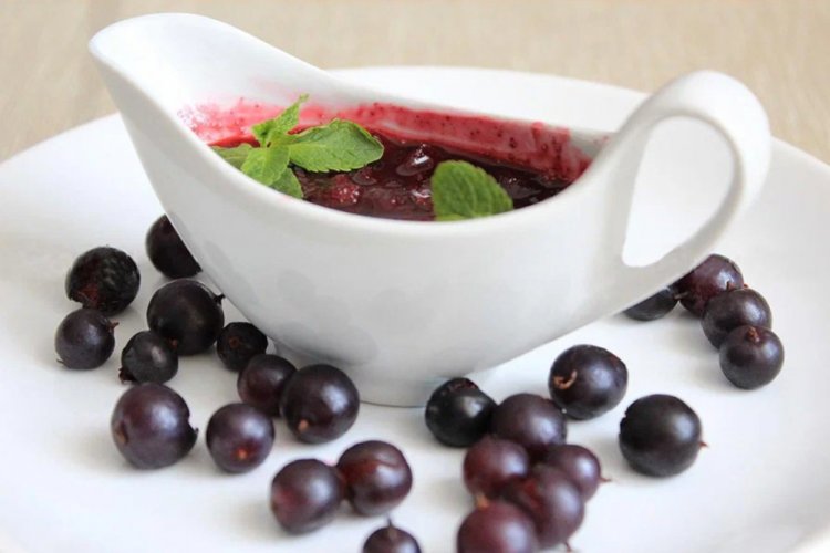 Соус к мясу из черной смородины с мятой