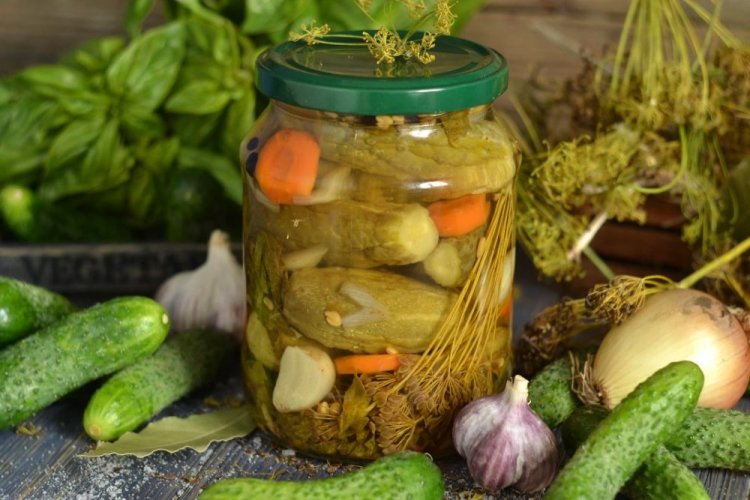 Огурцы с морковью, чесноком, укропом и базиликом
