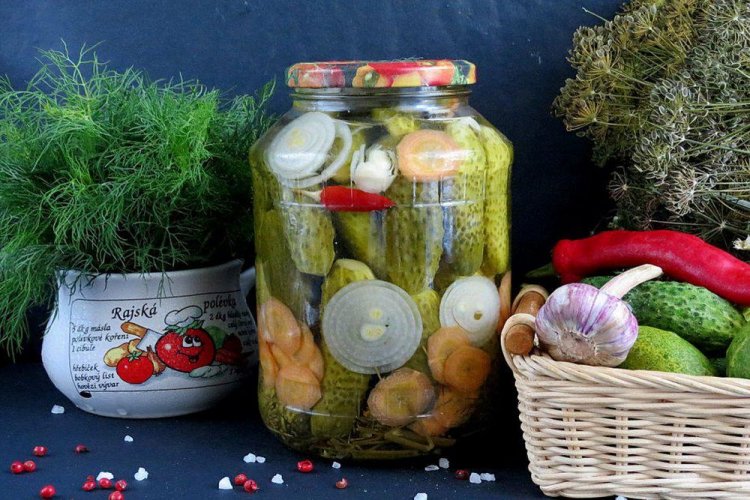 Огурцы с морковью, луком и перцем чили