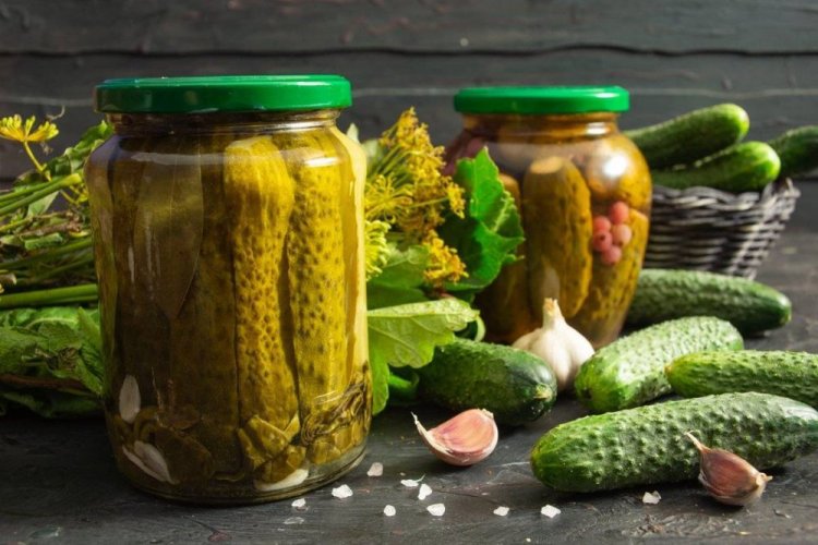 Огурцы с зеленью, красной смородиной и чесноком