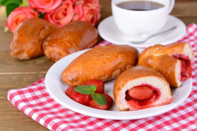 Пирожки на сыворотке с клубникой