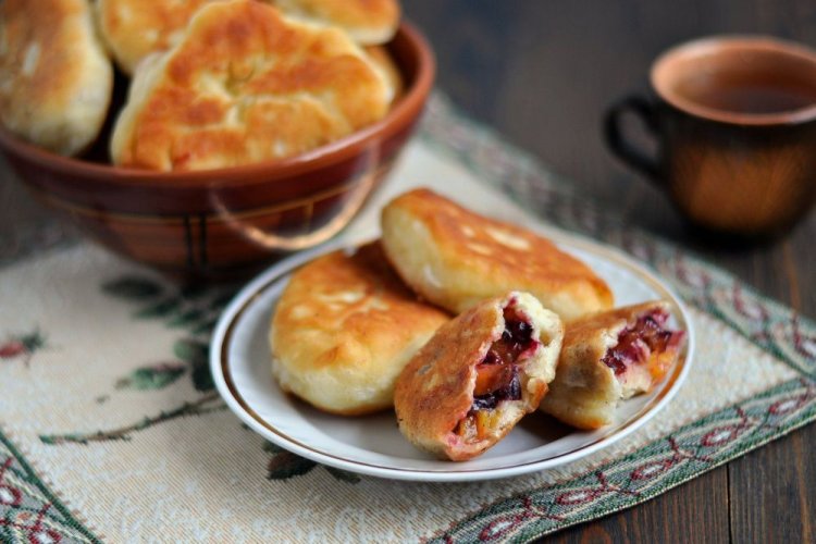 Жареные пирожки с клубникой и вишней