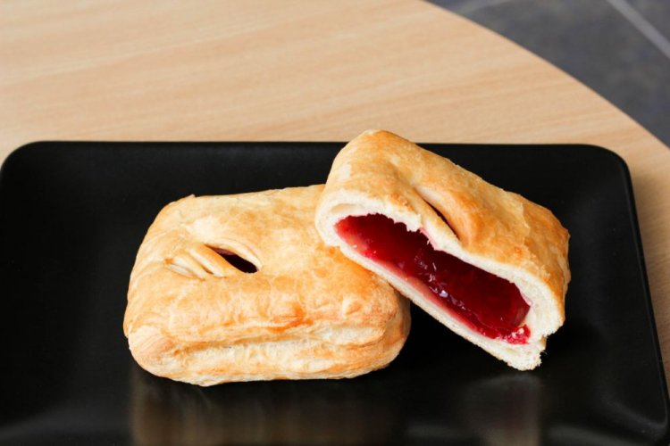 Пирожки из слоеного теста с клубникой